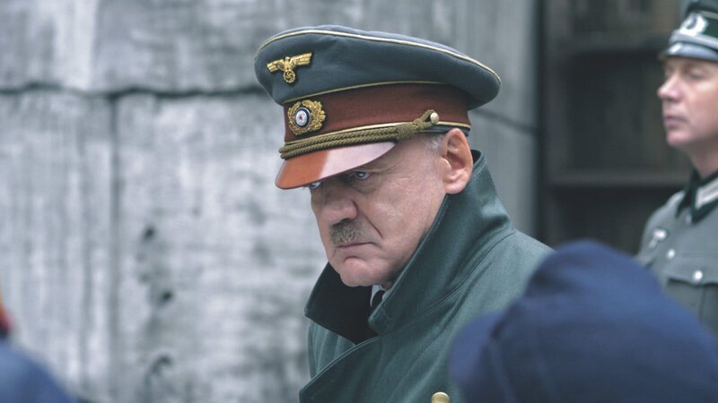 Es sind die letzten Tage vor dem Ende des Zweiten Weltkriegs. Adolf Hitler (Bruno Ganz) zeichnet Soldaten aus, obwohl klar ist, dass Deutschland den Krieg verlieren wird. – Bild: ZDF und Constantin Film
