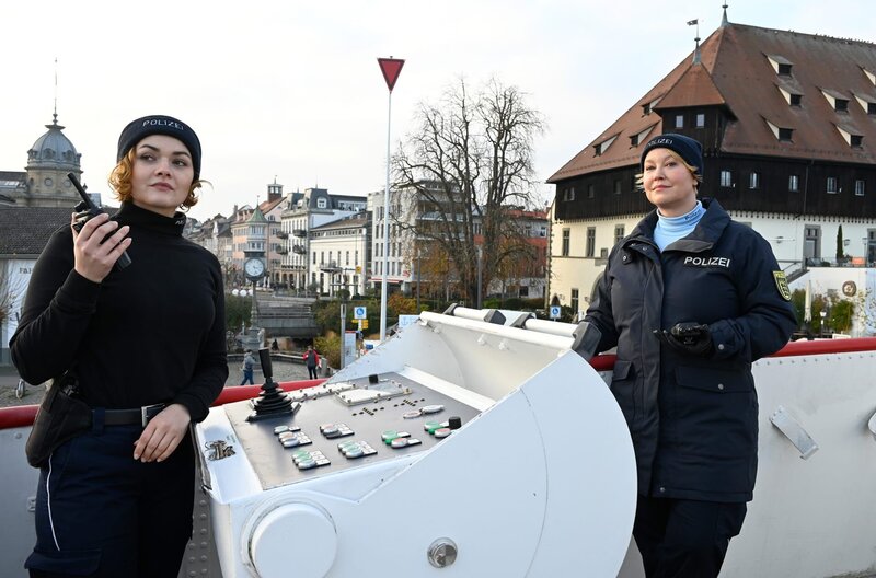 Julia Demmler (Wendy Güntensperger, l.) und Nele Fehrenbach (Floriane Daniel, r.) wurden gerufen, um einen pöbelnden Passagier von einer Fähre zu holen. Doch bevor sie realisieren, dass es diesen nicht gibt, legt die Fähre schon ab. – Bild: ARD/​Laurent Trümper