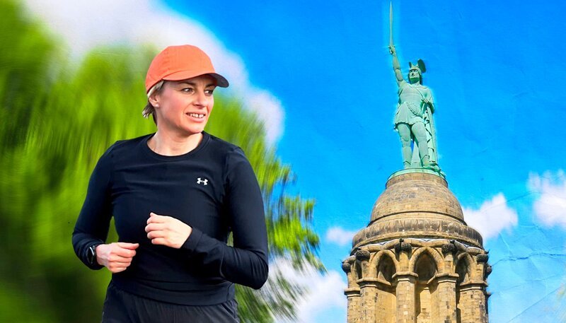 Der Hermannslauf: 31 Kilometer vom Hermannsdenkmal bei Detmold bis zur Sparrenburg in Bielefeld. Es ist eine der härtesten Laufstrecken im Land: 31 Kilometer bergauf und bergab, querfeldein, über Waldwege und Asphaltstraßen. 8000 Läuferinnen und Läufer kommen am 27. April nach OWL, um ihre Grenzen auszutesten. Eine von ihnen ist WDR Moderatorin Sabine Heinrich. Sie plant seit Jahren, einmal den „Hermann“ zu laufen. In diesem Jahr – genau 100 Jahre nach dem ersten Hermannslauf – ist es so weit und ein WDR-Team begleitet sie. – Bild: WDR/​Klarlogo GmbH