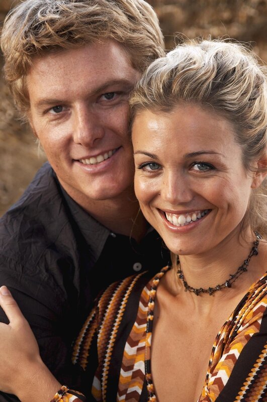 Tess (Bridie Carter) und Nick (Myles Pollard) genießen ihre Flitterwochen. – Bild: RTL /​ Southern Star