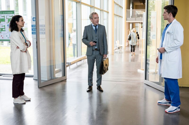 Leyla (Sanam Afrashteh, l.) holt Bens Vater, Richard Ahlbeck (Paul Frielinghaus, M.), als Belegarzt ans JTK. Ben (Philipp Danne, r.) ist davon ganz schön überrumpelt. – Bild: Jens Ulrich Koch