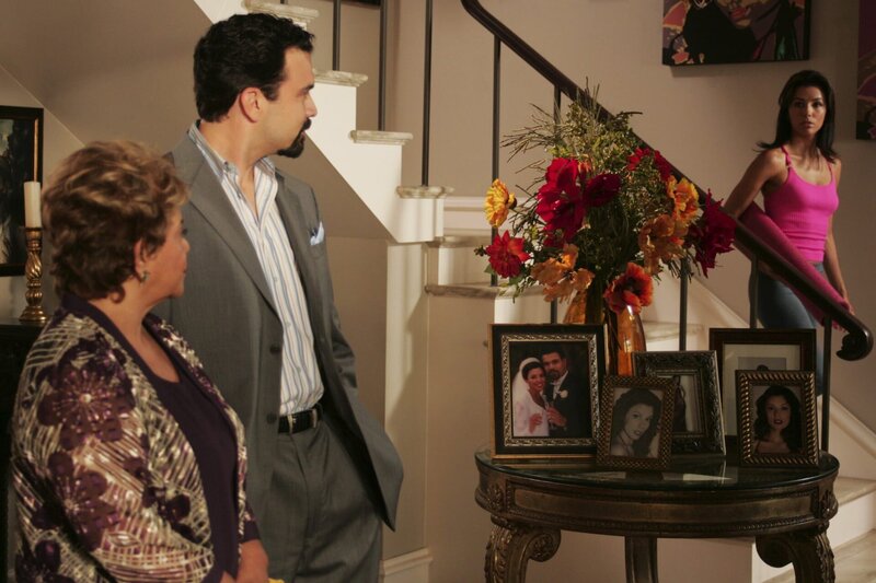 101204_004 -- DESPERATE HOUSEWIVES – ŇCome In, StrangerÓ -- A break-in on Wisteria Lane leaves the neighbors feeling vulnerable, especially Susan -- who reluctantly accepts a date with a persistent policeman (guest star Steven Eckholdt) after Mike Delfino appears indifferent to her -- and a lonely Bree, who finds herself bonding with Mary AliceŐs troubled son, Zach. Meanwhile, Lynette and Tom pull out all the stops to get their uncontrollable twins accepted at a pretigious private school, and the unexpected arrival of CarlosŐ mother (guest star Lupe Ontiveros) puts a crimp in GabrielleŐs covert love life, on ŇDesperate Housewives,Ó SUNDAY, OCTOBER 31 (9:00⁠–⁠10:00 p.m., ET) on the ABC Television Network. (ABC/​VIVIAN ZINK)LUPE ONTIVEROS, RICARDO ANTONIO CHAVIRA, EVA LONGORIA DESPHOUSE_Y1_5A_L – Bild: sixx