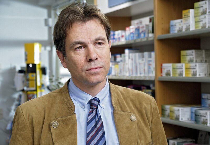 Georg kämpft mit sich. Soll er seine Klage zur Rückerstattung der Alimente zurückziehen? – Bild: BR/​ARD/​ORF/​Miguel Dieterich