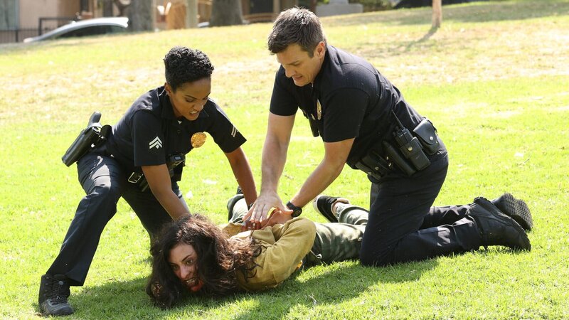 Nolan (Nathan Fillion) und Harper (Mekia Cox) wissen, dass an Halloween viele verrückte Dinge passieren können. Aber mit einem Zombieangriff haben selbst sie nicht gerechnet. – Bild: ZDF und Raymond Liu