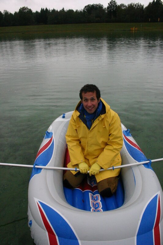 Willi im Gummiboot. – Bild: BR/​megaherz gmbh