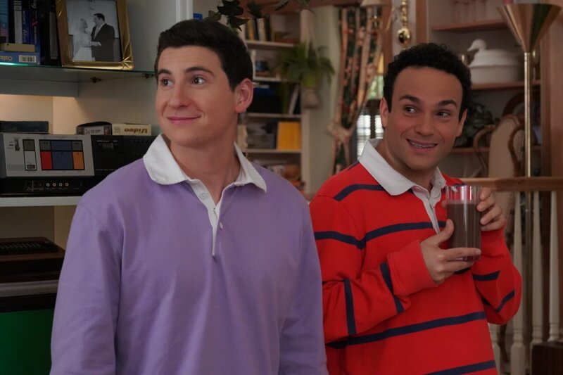 Geoff Schwartz (Sam Lerner, l.); Barry Goldberg (Troy Gentile, r.) – Bild: Sony Pictures Television Inc. /​ Byron Cohen