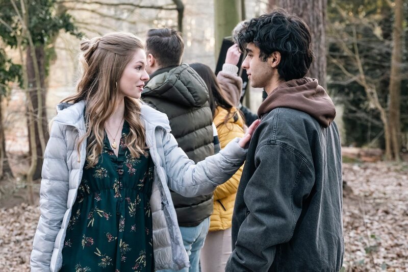Die Schüler Aslan Demir (Doguhan Kabadayi, r.) und Maja Kersten (Alina Bergmann, l.) arbeiten gemeinsam an einem Filmprojekt. Nachdem Maja tot aufgefunden wird, stellt sich heraus, dass das schöne Mädchen sich mit seinem skrupellosen Verhalten nicht nur Freunde gemacht hatte. (Komparsen im Bild) – Bild: ZDF und Martin Rottenkolber
