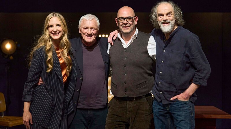 Von links: Caro Matzko, Josef Brustmann, Hannes Ringlstetter und „Santiano“-Musiker Timsen. – Bild: BR/​Superfilm Filmproduktions GmbH/​Adam Vinzenz