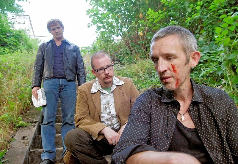 ARD/​SR – TATORT: AUS DER TRAUM, Buch: Fred und Tatort „Aus der Traum“ Von Kappl und Deininger in die Zange genommen: der verkrachte Musiker Charlie Wax (Andreas Schmidt, vorne, mit Maximilian Brückner und Gregor Weber). – Bild: ASV