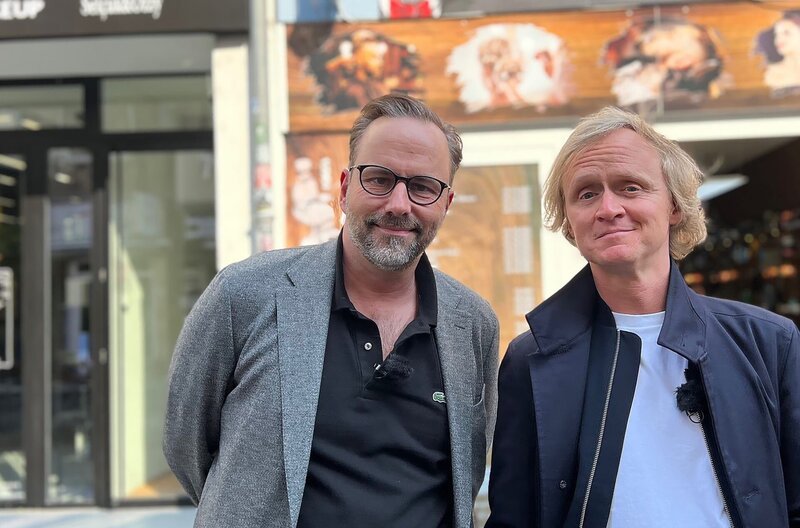 Es ist das Treffen der Entertainment-Legenden. Zum ersten Mal in ihrem Leben treffen Kurt Krömer und Pierre M. Krause aufeinander. Innerhalb einer Kurzstrecke tauschen die fremden Herren Nummern aus, stecken sich Wattestäbchen in die Nase und vollziehen eine kölsche Blutsbrüderschaft. Eine Beziehung bei der Torsten Sträter vor Neid erblassen würde, wäre er nicht auch Teil des SWR-WDR-RBB Trio Infernales. Ist das die Fusion, die das Fernsehen retten wird? Sind das die Rundfunk-Avengers? – Bild: SWR/​dibido /​ ZDF und SWR/​dibido