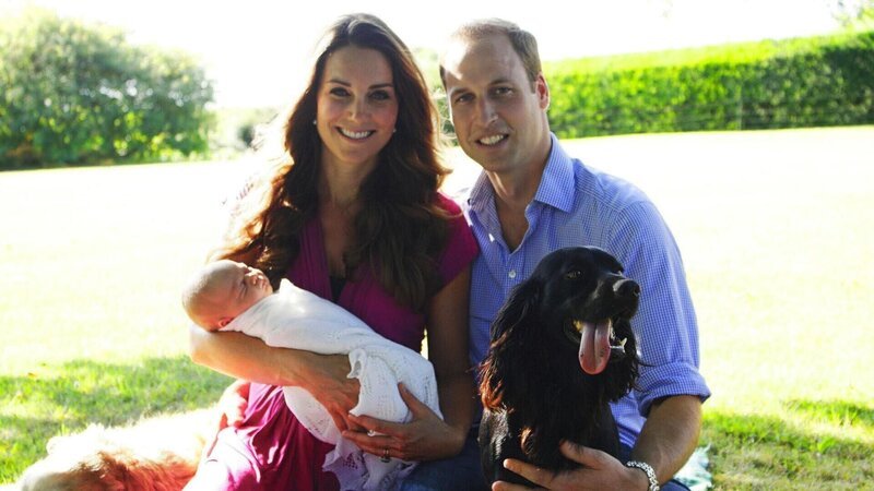 Der Herzog und die Herzogin von Cambridge mit Prinz George und ihrem Cockerspaniel Lupo +++ Die Verwendung des sendungsbezogenen Materials ist nur mit dem Hinweis und Verlinkung auf RTL+ gestattet. +++ – Bild: RTL /​ 2014 Rex Features