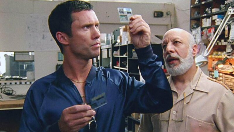 Meisterfälscher Nefzi (Erick Avari) schafft es, eine geheime Sicherheitskarte zu fälschen. Michael Westen (Jeffrey Donovan, l.) ist zufrieden. – Bild: (c) VOX/​VP/​RP