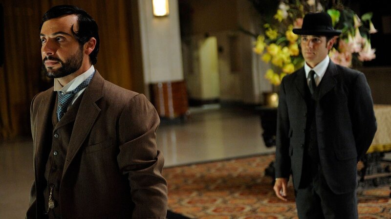 Carducci (Salvatore Antonio, links) wird von Murdoch (Yannick Bisson) erwischt. – Bild: WDR/​Steve Wilkie