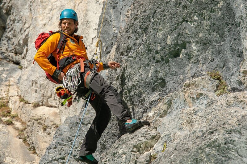 Bergretter Markus Kofler (Sebastian Ströbel) muss einen eigentlich gesperrten Klettersteig bewältigen, um einen Verletzten bergen zu können. – Bild: ZDF und Thomas R. Schumann