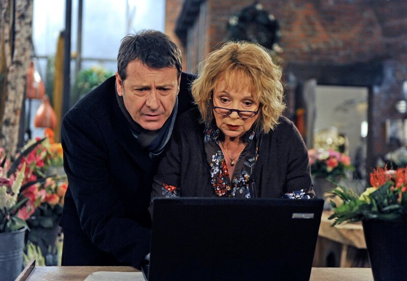 Gunter (Hermann Toelcke, l.) sucht mit Hilfe von Erika (Madeleine Lierck-Wien, r.) nach Anhaltspunkten, was Merle wirklich interessieren könnte. – Bild: ARD/​Nicole Manthey