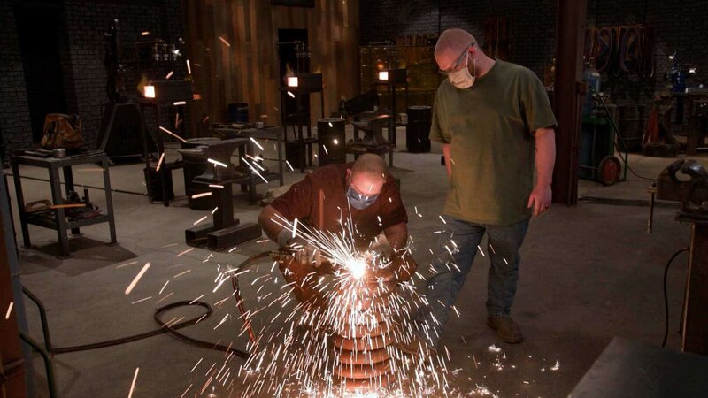 Zwei Teilnehmer bilden eine Klinge – Bild: THE HISTORY CHANNEL /​ A+E Networks