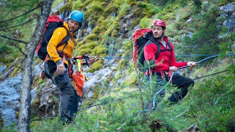 Die Bergretter Markus (Sebastian Ströbel, l.) und Tobias (Markus Brandl, r.) seilen sich gekonnt den unwegsamen Gebirgspfad hinab. – Bild: ZDF und Thomas R. Schumann.