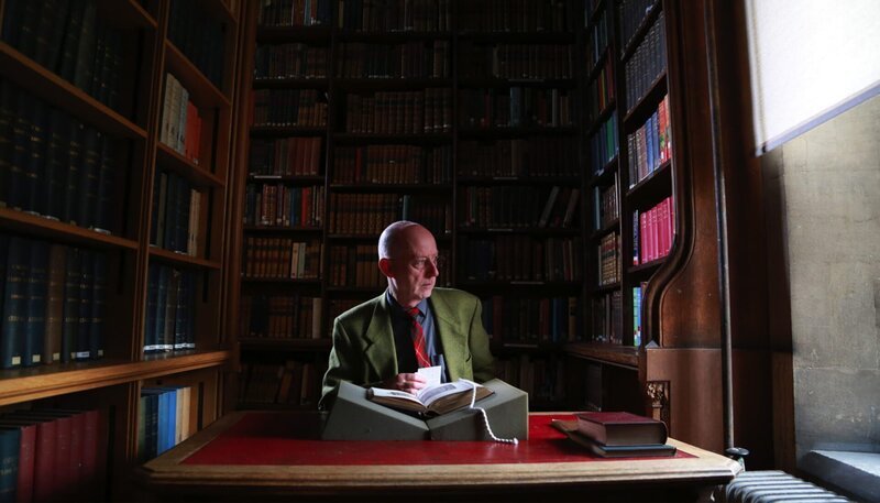 Professor Leo Carruthers erläutert, dass J.R.R. Tolkien ebenfalls Wissenschaftler beziehungsweise Mediävist war und er sich als Erzähler sehr gründlich mit dem europäischen Sagenkreis beschäftigt hat. – Bild: WDR/​WDR/​Cerigo Films