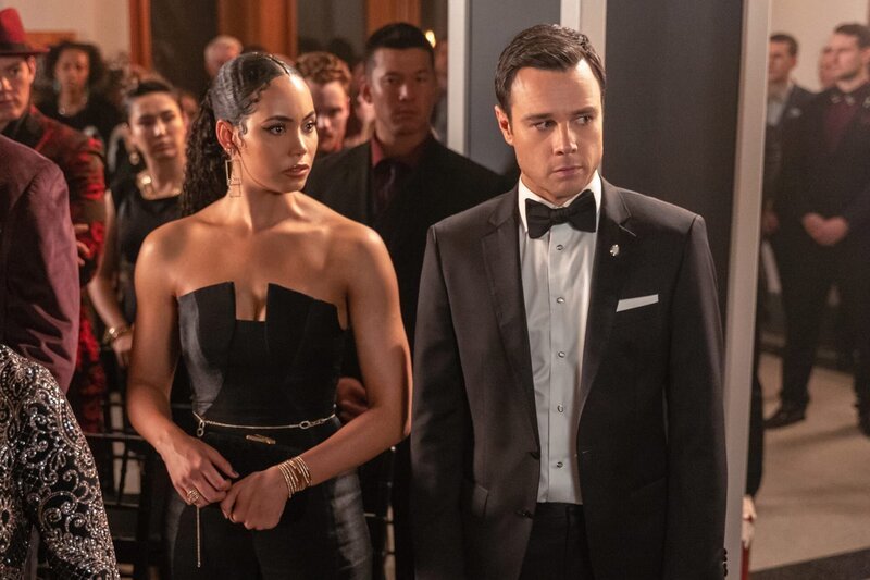 Macy Vaughn (Madeleine Mantock, l.); Harry Greenwood (Rupert Evans, r.) – Bild: The CW Network, LLC /​ Colin Bentley