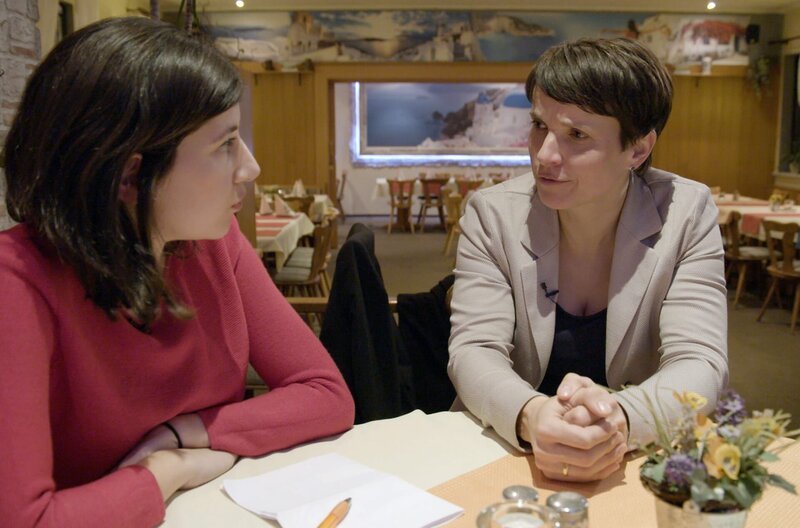 Rabiat-Reporterin Gülseren Ölcüm im Interview mit Frauke Petry (Blaue Wende/​Das Bürgerforum): „Ich wollte nie Angst machen, aber ich schließe nicht aus, dass ich auch Angst mache.“ – Bild: Radio Bremen/​Matthias Bähr