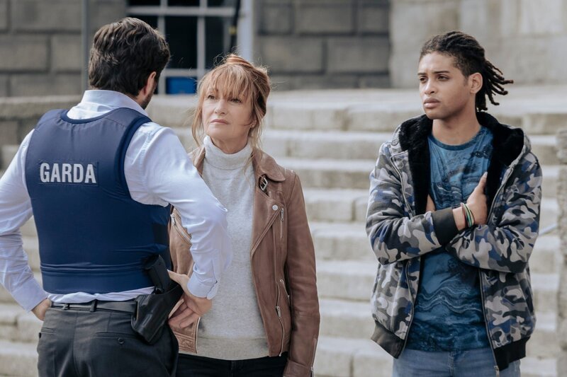 Polizist Charlie (Kevin J. Ryan, l.) hat genug von den Mordtheorien seiner Mutter. – Bild: ZDF und Szymon Lazewski/​Zoe Productions