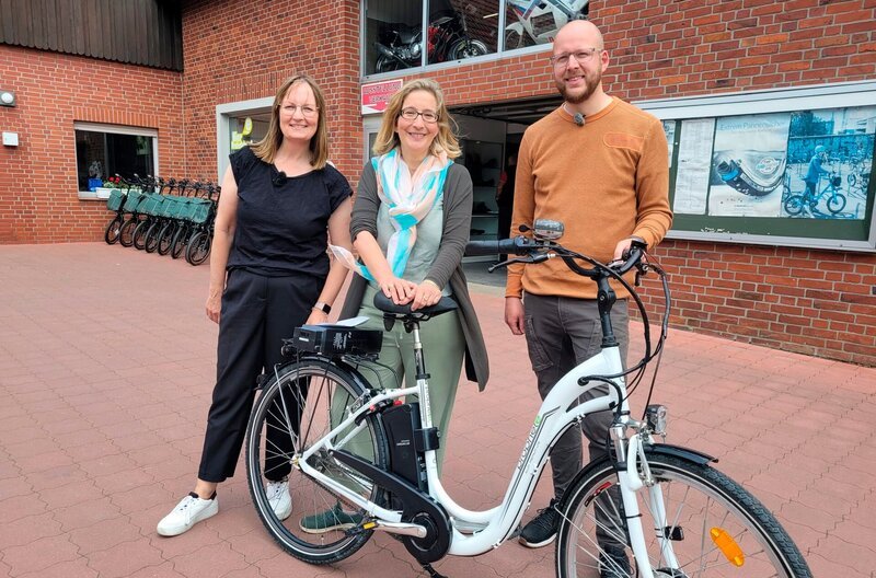 Kleine Finanzspritze oder schrottreif? Hauswirtschaftsmeisterin Yvonne Willicks (M) besucht mit ihrem Schützling Sabine (l) Gebrauchtrad-Experte Martin Brune (r) in Telgte. Lohnt sich der Verkauf des acht Jahre alten Pedelecs? Der Akku-Kapazitätstest bringt überraschende Ergebnisse zutage! – Bild: WDR/​solis TV