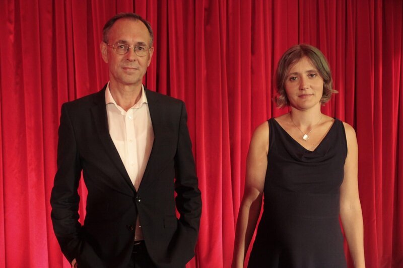 Diesmal verrät uns der Konfliktforscher und Communicator-Preisträger Andreas Zick (Universität Bielefeld) die Hintergründe von Hass und Ausgrenzungstendenzen in Deutschland. Die Biologin Juliane Bräuer (Max-Planck-Institut für Menschheitsgeschichte, Jena) hat herausgefunden, dass Tiere klüger sind, als wir denken. – Bild: BR/​Henrik Jordan