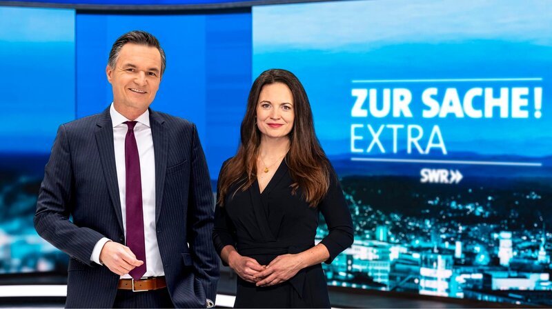 Wie hat die Corona-Pandemie die Gesellschaft verändert? Zuschauerinnen und Zuschauer können ihre Fragen live in die Diskussion miteinbringen. Moderiert wird die Sendung von Sascha Becker und Alexandra Gondorf. – Bild: SWR/​Patricia Neligan/​Montage Lukas Greif
