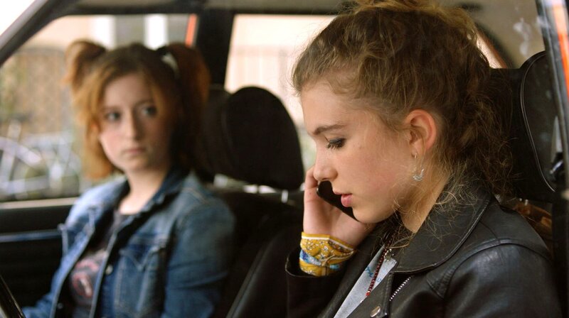 Das Aus für die großen Pläne? Josie (Maria Monsorno) muss sich gegen die Erwartungen ihrer Freundin Roxy (Matilda Tafel) behaupten. – Bild: ARD Degeto/​Jacqueline Krause-Burberg