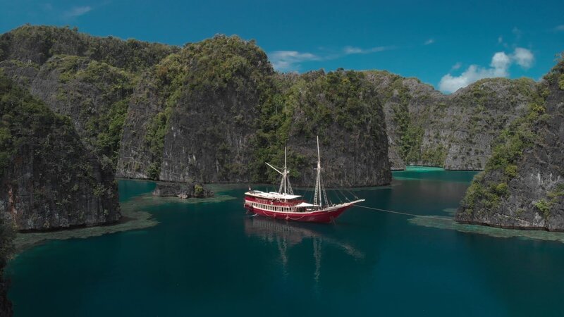 Taucher erkunden das Meer um Raja Ampat meist von Booten aus, da viele Inseln unbewohnbar sind. – Bild: ZDF und © 2021