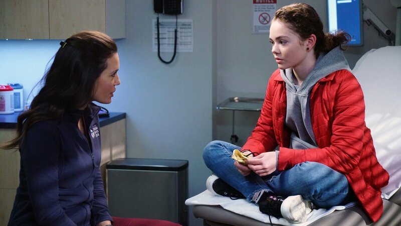 Vertrauliches Gespräch, l-r: Torrey DeVitto als Dr. Natalie Manning, Hannah Riley als Anna – Bild: SRF/​NBC Universal