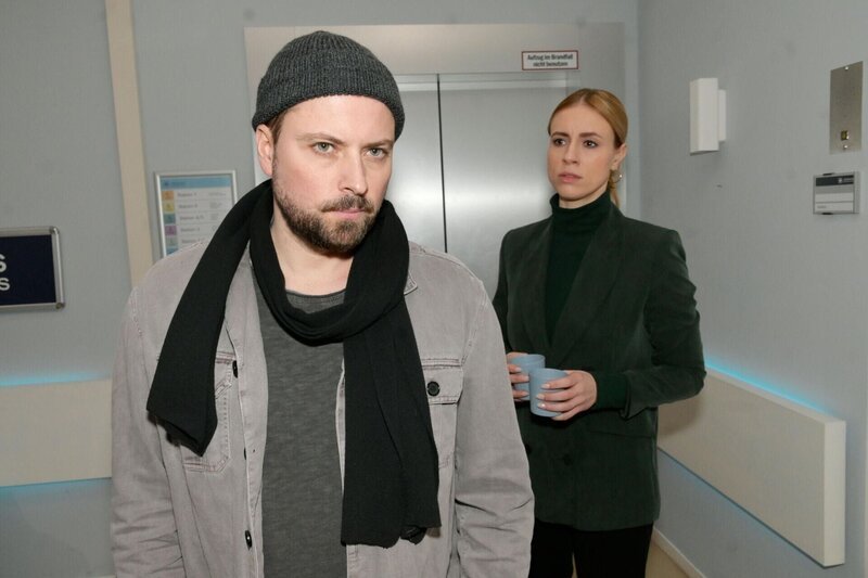 John (Felix von Jascheroff) ist fassungslos, dass Zoe (Lara Dandelion Seibert) ihn angelogen hat. Er trifft eine wichtige Entscheidung … – Bild: RTL /​ Rolf Baumgartner
