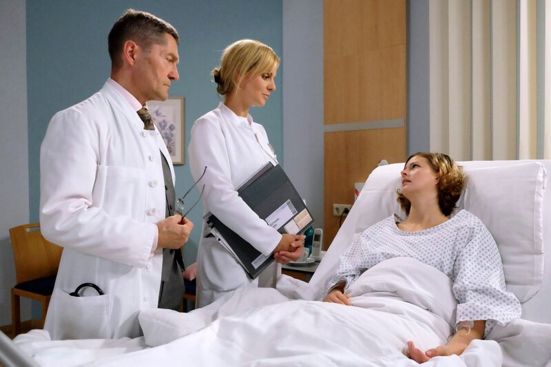 Die Untersuchungen bei Lilith Schade (Linda Blümchen, re.) haben ergeben, dass es keine Blinddarmentzündung ist, sondern eine Geschlechtskrankheit. Lilith hat Tripper. Aus diesem Grund hat Dr. Lea Peters (Anja Nejarri, mi.) auch Dr. Rolf Kaminski (Udo Schenk, li.) dazu gebeten. Lilith fällt aus allen Wolken, sie ist seit acht Jahren mit ihrem Freund zusammen, hat ihn jedoch vor kurzem beim Knutschen mit einem anderen Mädchen erwischt. Nun wird ihr die ganze Tragweite seines Betruges bewusst. – Bild: MDR/​Saxonia Media/​Kiss