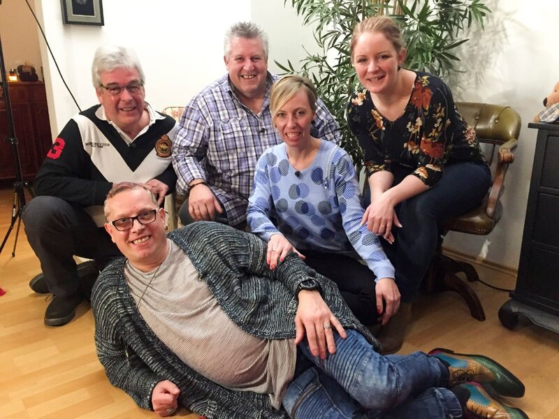V.l.: Thomas, Steffen (vorne), Gastegebr Joachim, Sabrina und Ines – Bild: MG RTL D /​ ITV Studios