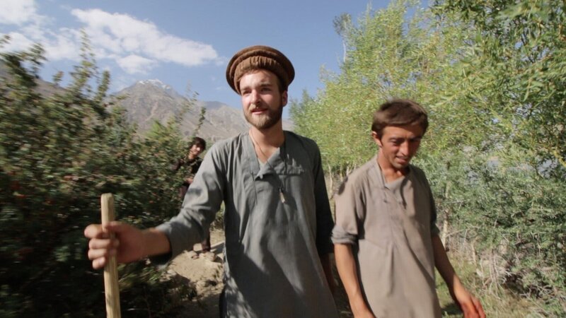 Afghanistan – Zu Fuss zum Dach der Welt Filmemacher Samuel Häde wird von seinem Gastgeber Ayunbek aus dem Dorf eskortiert. – Bild: SRF/​NDR