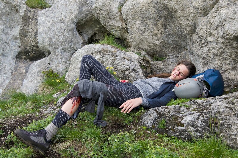 Von ihren Eltern unbemerkt, hat sich Leni (Ava Montgomery) von der Wandergruppe entfernt und ist schwer gestürzt. – Bild: ZDF und Thomas R. Schumann