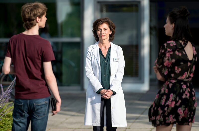 Karin Patzelts (Marijam Agischewa, M.) Patenkind Ole (Benjamin Weygand, l.) kommt in Begleitung von Vittoria Saltini (Mila Böhning, r.) ins Johannes-Thal-Klinikum. Die junge Frau hat sich auf einer Party an der Hand verletzt. – Bild: ARD/​Jens Ulrich Koch