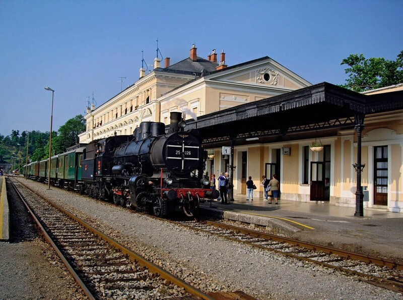 MDR Fernsehen EISENBAHNROMANTIK, „Transalpina – von der Adria hinauf in die Julischen Alpen“, am Samstag um 11:30 Uhr. Die Gebirgsbahn Transalpina führt von Triest ins slowenische Jesenice. – Bild: SWR