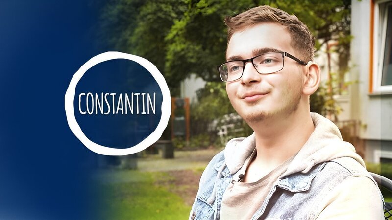 Elf Jahre später hat Constantin dank harter Arbeit und mit Hilfe einer Logopädin ganz gut Sprechen gelernt. Constantin will jetzt sein Leben neu angehen und in ein Internat ziehen. Er träumt von einer Karriere als Schauspieler. – Bild: hr
