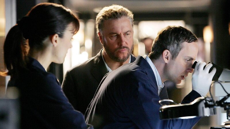 Grissom (William Petersen, Mi.), Wendy Simms (Liz Vassey) und Hodges (Wallace Langham) machen eine interessante Entdeckung: dem toten Kind wurden die Haare gefärbt. – Bild: RTL /​ CBS