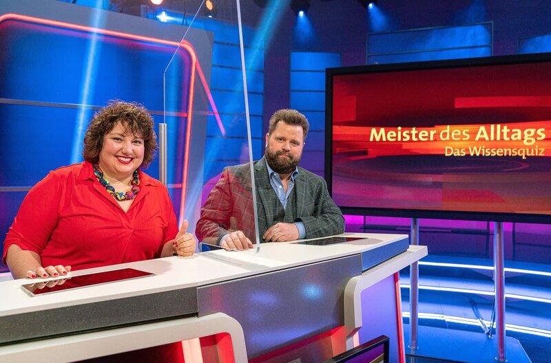 Neues Rateteam beim SWR Wissensquiz „Meister des Alltags“: Comedienne Meltem Kaptan und Schauspieler Antoine Monot Jr. gehen Fragen aus dem alltäglichen Leben mit Witz und gewitzt auf den Grund. – Bild: SWR/​Christian Koch