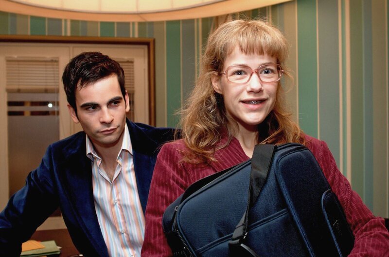 David (Mathis Künzler, l.) stattet Lisa (Alexandra Neldel, r.) mit einem eigenen Laptop aus, damit alle wichtigen Daten nicht bei Kerima-Moda einsehbar sind. Lisa ist über das Vertrauen sehr glücklich und hat auch die Idee, sich bei Jürgen im Kiosk ein eigenes Büro einzurichten. (Dieses Foto von Alexandra Neldel darf nur in Zusammenhang mit der Berichterstattung über die Serie „Verliebt in Berlin“ veröffentlicht und verbreitet werden.) – Bild: SAT.1 /​ Monika Schürle