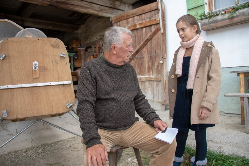 Mia (Mia-Sophie Ballauf) will mit Franz (Heinz Marecek) an seinem Leichtflugzeug bauen. – Bild: ZDF und Thomas R. Schumann