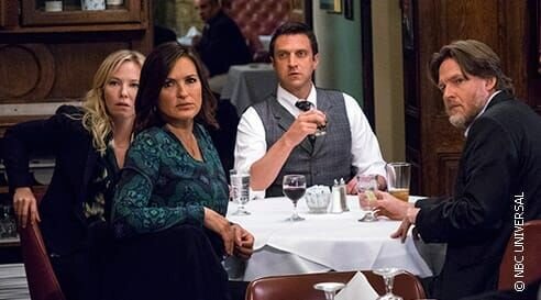 L-R: Det. Amanda Rollins (Kelli Giddish), Sgt. Olivia Benson (Mariska Hargitay), ADA Rafael Barba (Raul Esparza), Lt. Declan Murphy (Donal Logue) – Bild: TF1