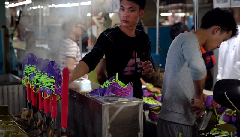 Akkordarbeit in einer Sportschuh-Fabrik. – Bild: SWR/​André Wawro