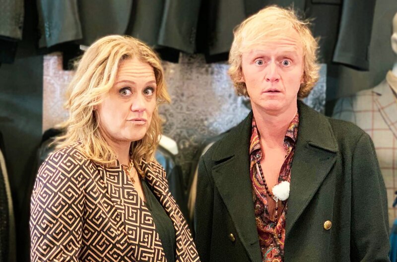 Es zieht sich durch Lisa Fellers Leben wie das Haar an Pierre M. Krauses Brust. Egal, ob nightwash, carwash oder Beichtstuhl: Comedienne Lisa Feller will sich reinwaschen. Göttin sei Dank, ist sie jetzt in dieser Sendung zu Gast. Hier wird ihr Läuterung versprochen, dafür garantiert der SWR Moderator. – Bild: SWR
