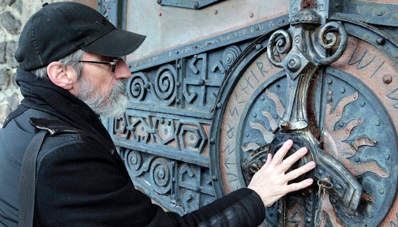 Die Geschichten um den kleinen Hobbit und den Herrn der Ringe kennt heutzutage jedes Kind. Weniger bekannt sind dagegen die Landschaften und Legenden, die den Autor bei der Erschaffung seiner einmaligen Welt inspirierten. John Howe (Foto), der als Illustrator der Werke Tolkiens und als Concept Artist bei den Verfilmungen von Peter Jackson bekanntwurde, wollte es genau wissen. Er hat sich auf die Suche nach diesen Orten und Geschichten gemacht. „Auf den Spuren der Hobbits“ führt vom sagenumwobenen Wald von Brocéliande bis in neuseeländische Filmkulissen. – (Nibelungen Halle) – Bild: WDR/​Cerigo Films