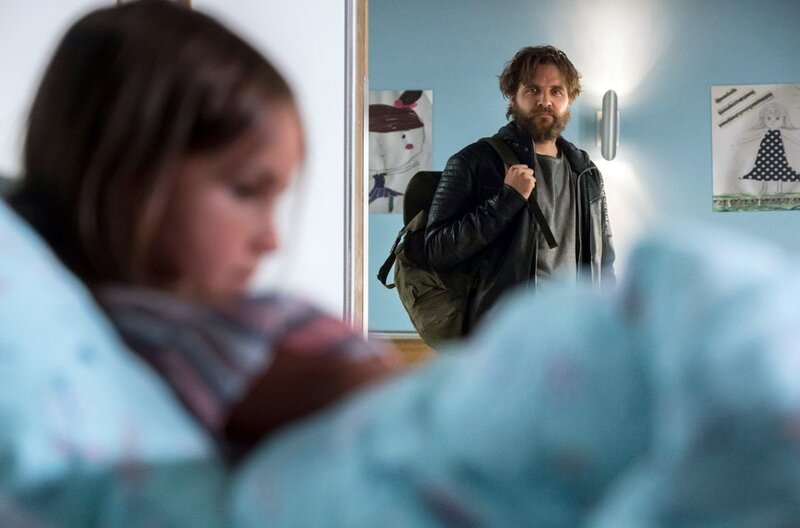 Darian Gooste (Sepp Klein, r.) sucht seine Tochter Jane (Komparsin, l.) Er wird schnell fündig. – Bild: ARD/​Jens Ulrich Koch