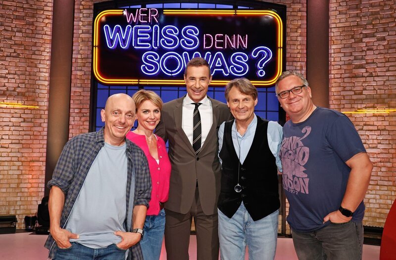 Moderator Kai Pflaume (M.) und seine Rateteam-Kapitäne Bernhard Hoëcker (l.) und Elton (r.) begrüßen in dieser Sendung die Schauspielerin Gisa Zach (2.v.l.) und den Schauspieler Wolfgang Bahro (2.v.r.). – Bild: ARD/​Morris Mac Matzen