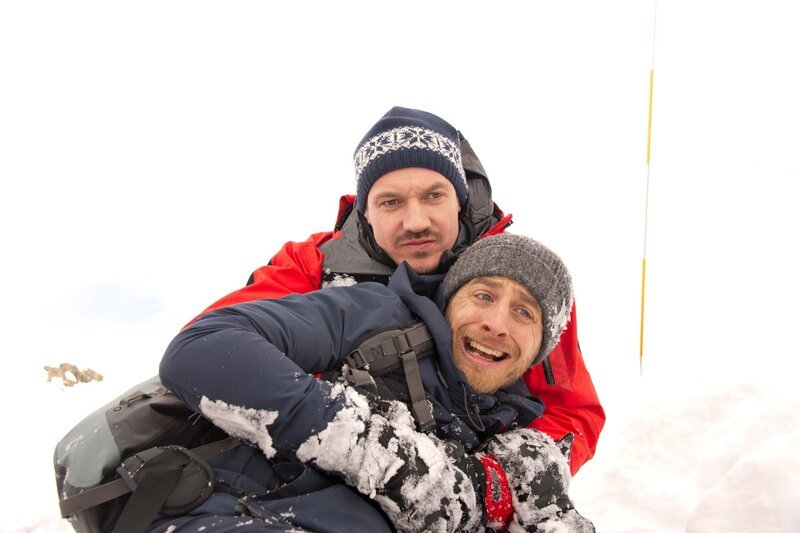 Der Schock sitzt tief bei Chris Haffner (Gabriel Raab, r.): Unter einer dicken Schneedecke kommt die Jacke seiner Tochter Liv zum Vorschein. Tobias (Markus Brandl, l.) versucht, ihn zu beruhigen. – Bild: ZDF und Thomas R. Schumann